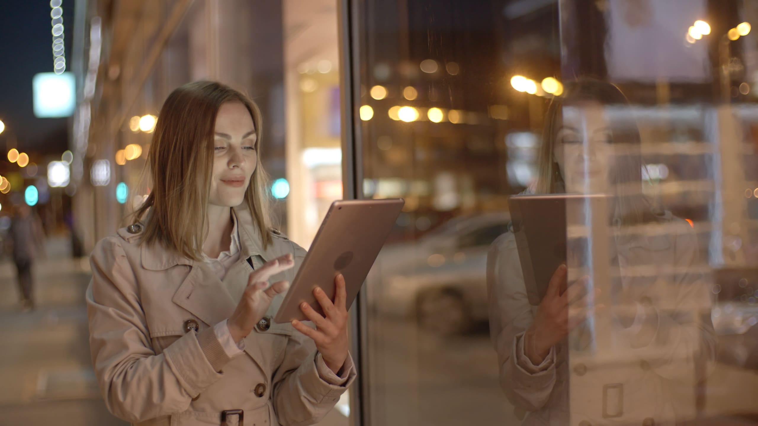 pessoas na mesa com notebooks e computadores se cumprimentando