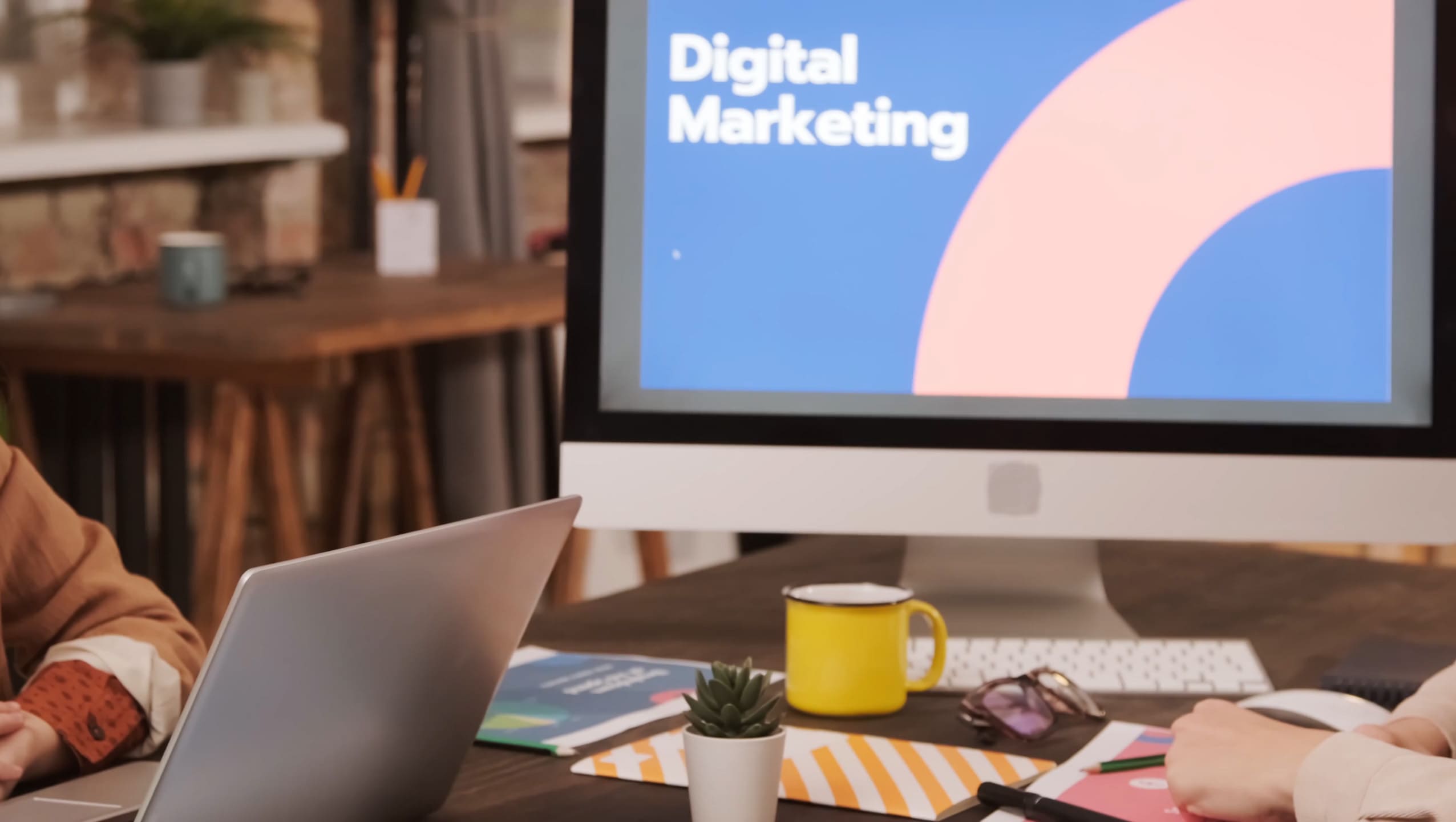 pessoas na mesa com notebooks e computadores se cumprimentando