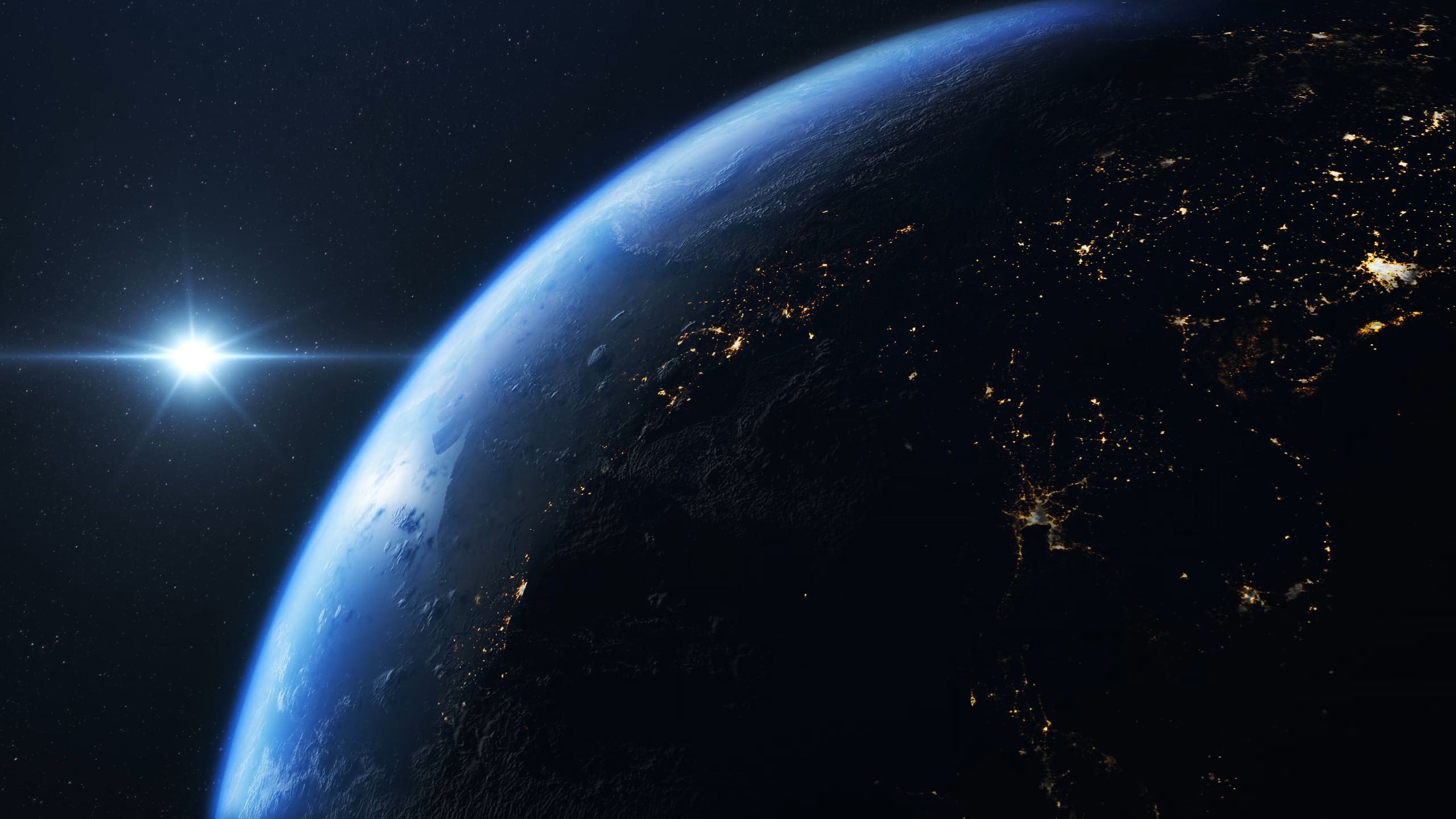 pessoas na mesa com notebooks e computadores se cumprimentando